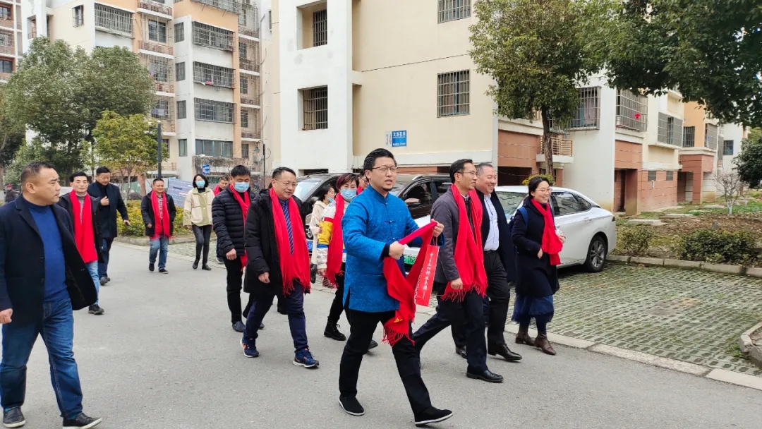 新春問候情誼深 魯商送暖“紅圍巾”(圖3)