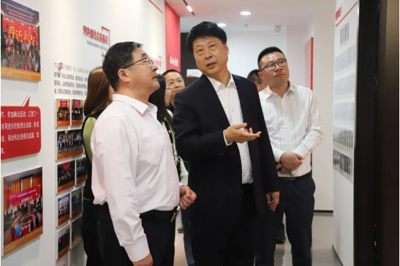 濟寧市兗州工業(yè)園區(qū)黨工委書記、管委會主任王智一行到訪蘇州市山東商會(圖2)