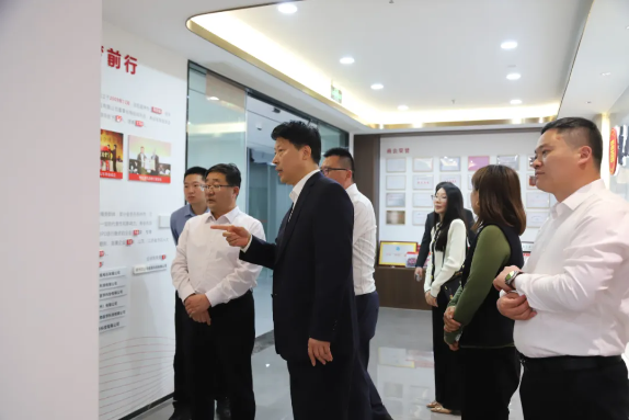 濟寧市兗州工業(yè)園區(qū)黨工委書記、管委會主任王智一行到訪蘇州市山東商會(圖3)
